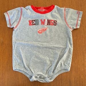🫐3/$30 Vintage Reebok Gray and Red Kids Bodysuit size 24m